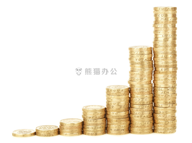 依次往高堆放的硬币图片