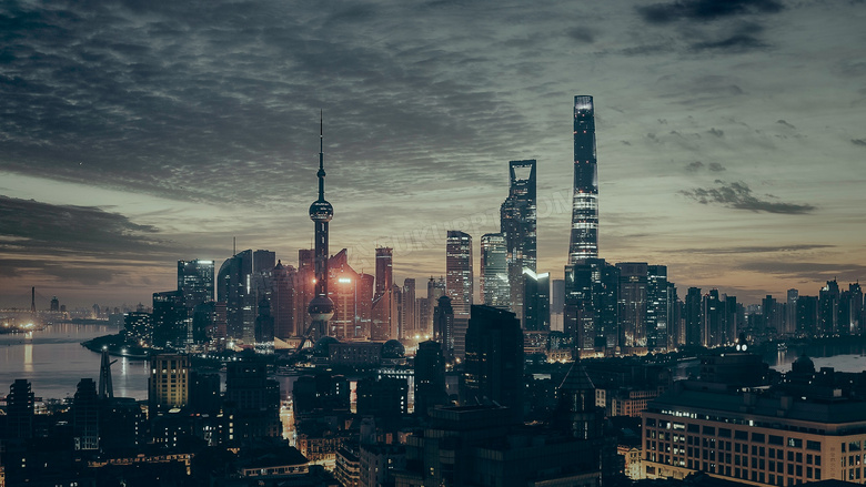 夜幕降临时分的陆家嘴建筑高清图片