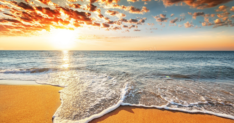 夕阳下海边浪花摄影图片