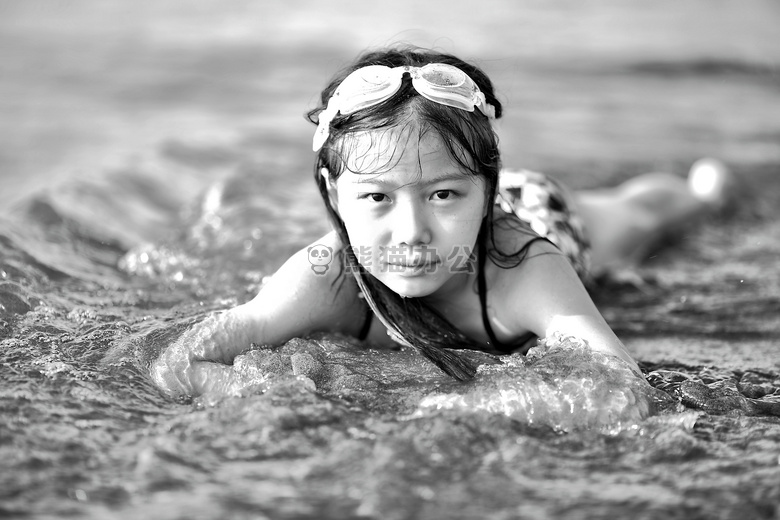 海滩 黑白 小孩