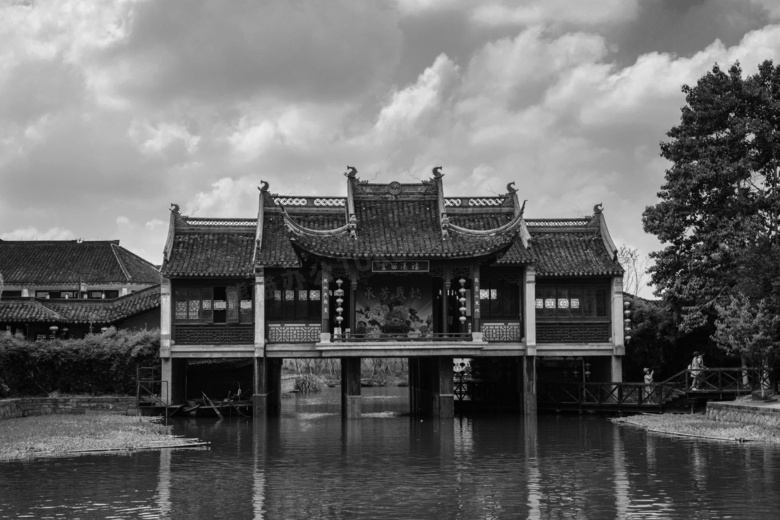 乌云下的中国风建筑风景图