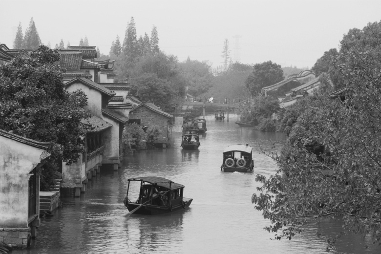 江南水乡正在坐船游玩的图片