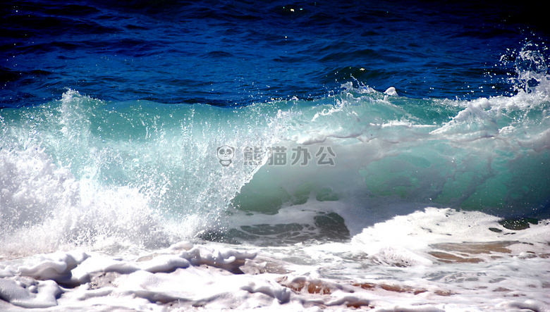 海滩 寒冷的 崩溃