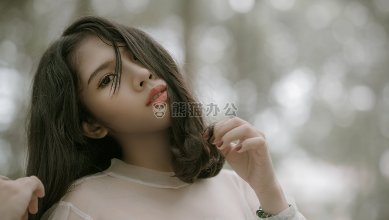 美女 变模糊 背景