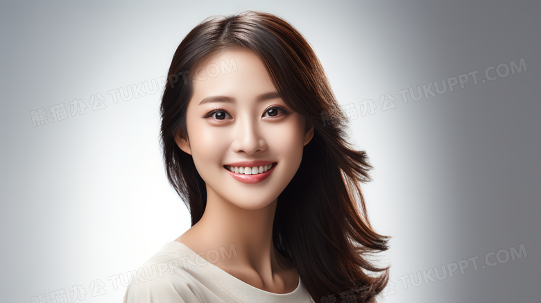 对着镜头自信微笑的美女模特人物特写图片