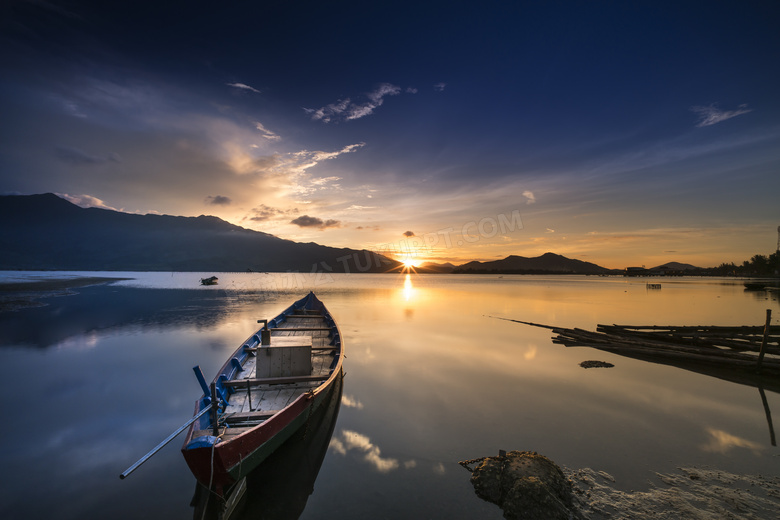 夕阳小船高清风景图片