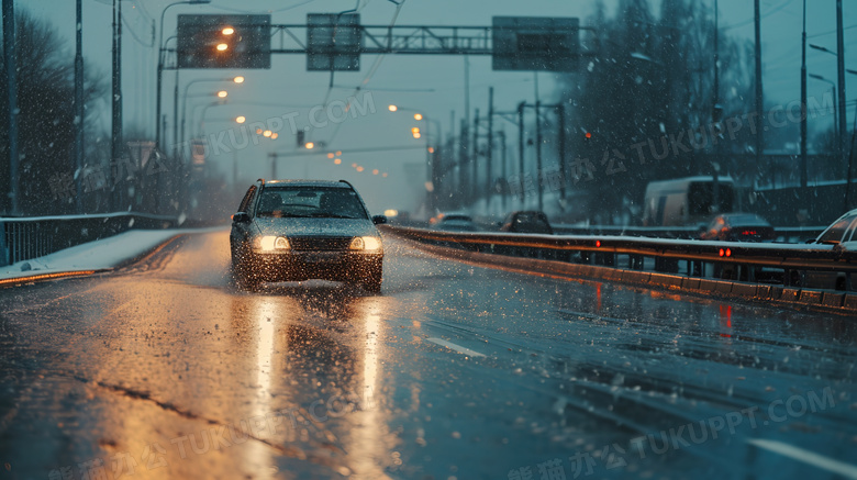 湿滑道路上行驶的车辆图片