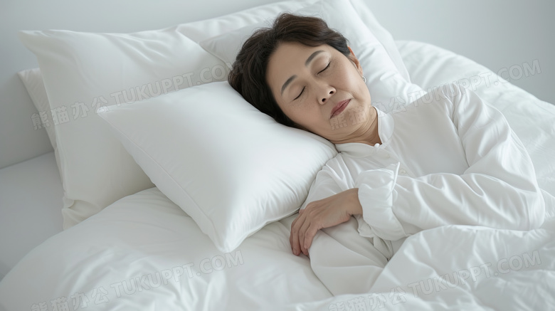 白色床铺上睡觉的女士图片