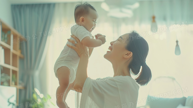 妈妈抱着孩子游玩图片