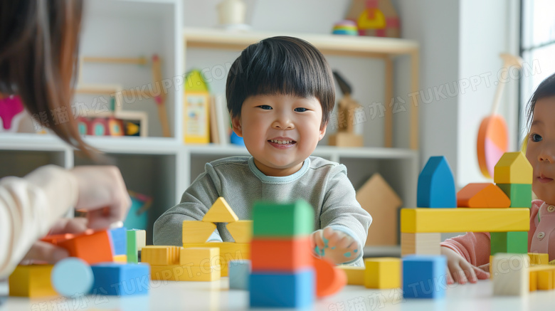 幼儿园小男孩玩积木图片