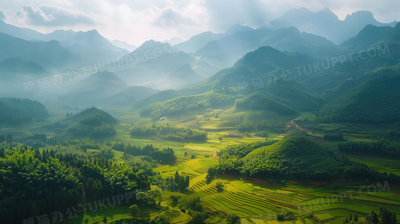 绿色起伏的青山绿水风景图片