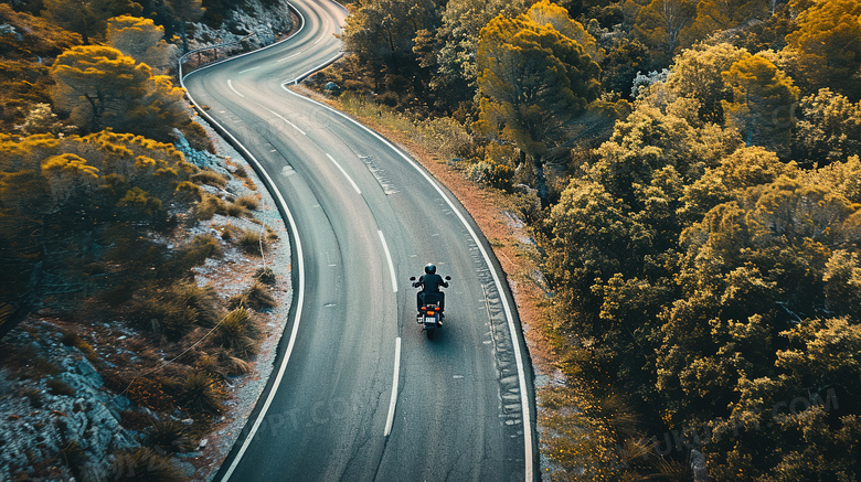 摩托车行驶在盘山公路图片