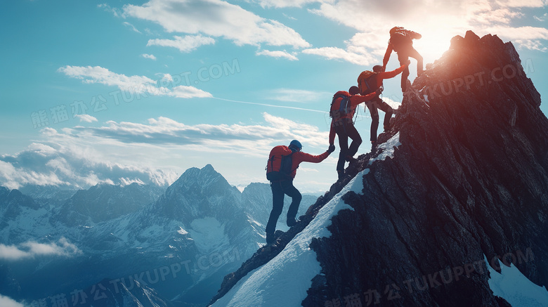 多人相互协助登山图片