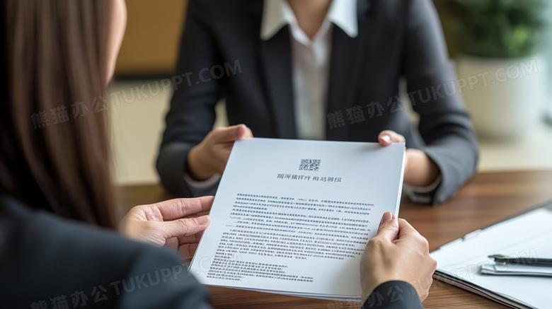 求职者递交简历给面试官局部图片