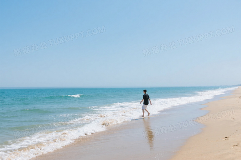 一个人在海边游玩海边有沙滩