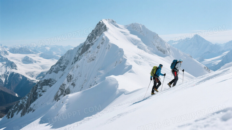 巍峨的雪山上登山者在前行