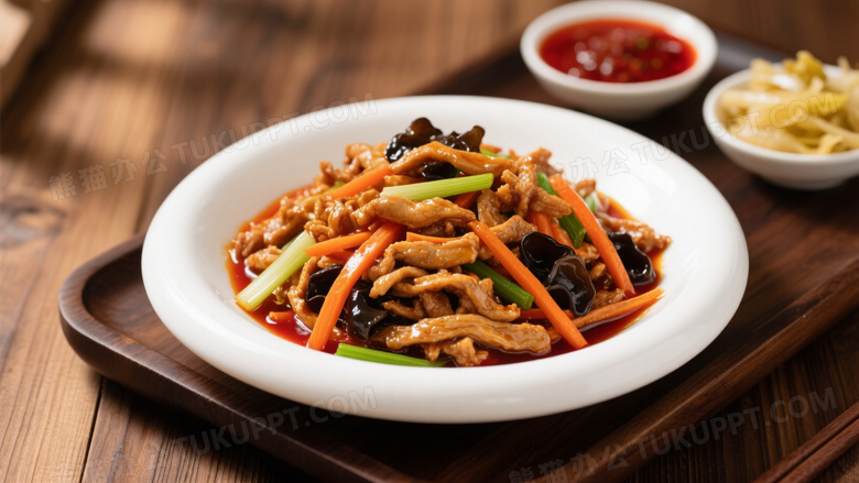 鱼香肉丝瓷盘盛放特写图片