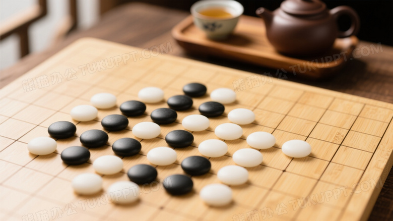 俯拍竹制围棋盘棋局图片