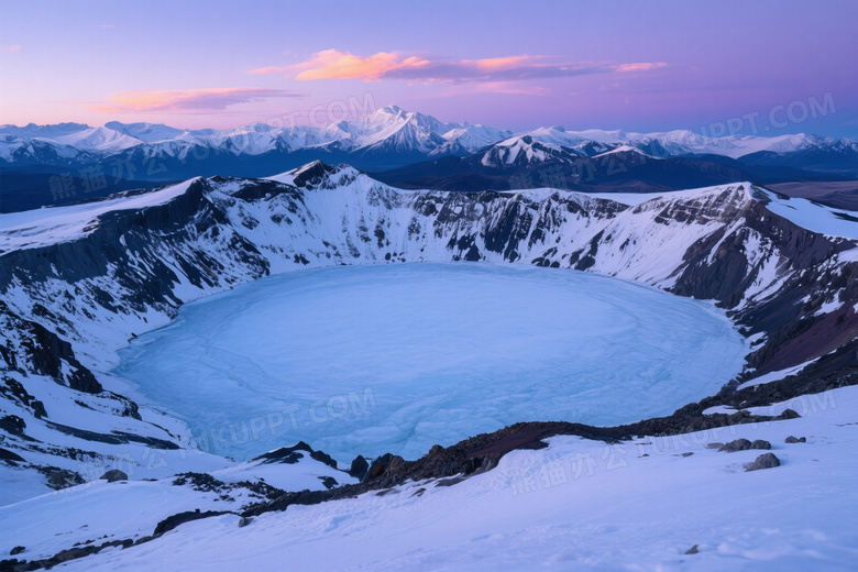 冰封火山口湖雪景侧逆光图片