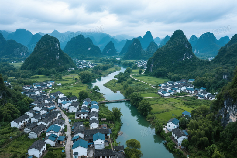 俯拍桂林乡村聚落漓江环绕图片