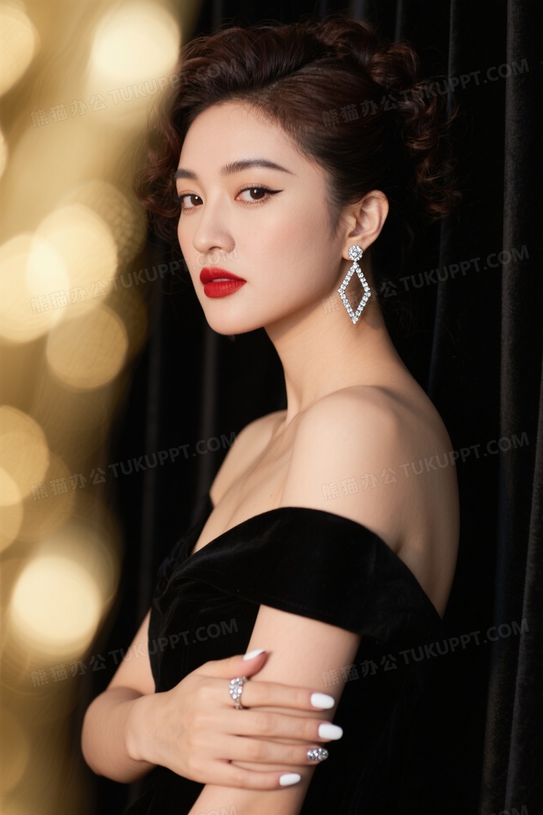 优雅女性回眸凝视柔光图片