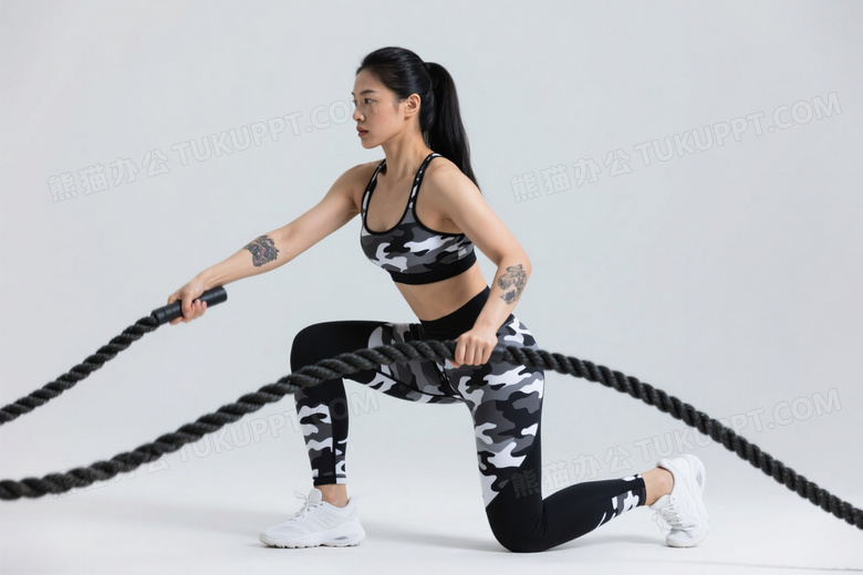 健身女性甩战斗绳深蹲图片