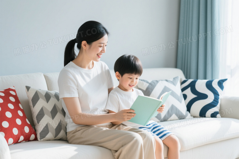 母子沙发共读绘本侧逆光图片