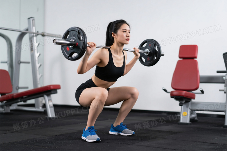 亚洲女性健身房杠铃深蹲图片