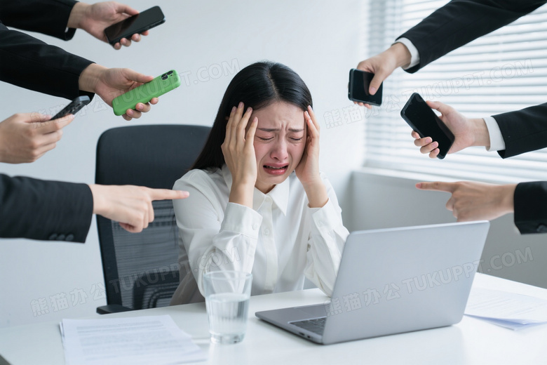 职场女性崩溃抱头浅景深图片