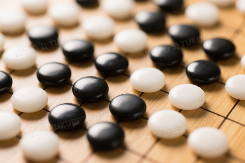 俯拍围棋棋盘黑白棋子布局图片