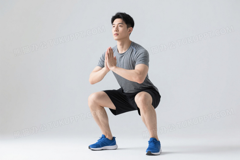 亚洲男性深蹲姿势特写图片