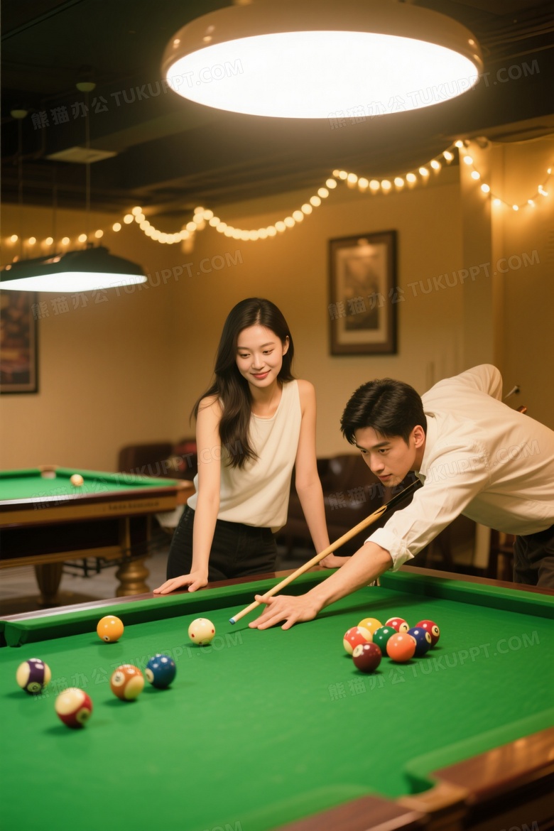 男女台球厅专注瞄准温馨场景图片