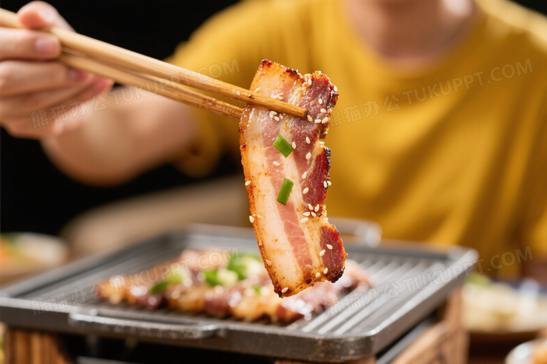 木质筷子夹烤五花肉特写图片