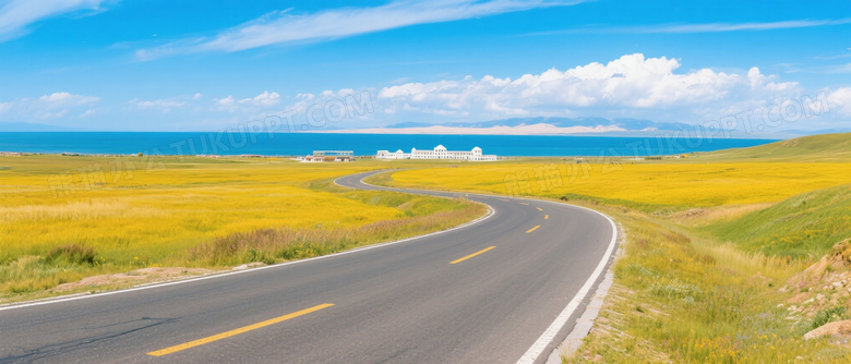 高原公路穿越草甸青海湖远景图片