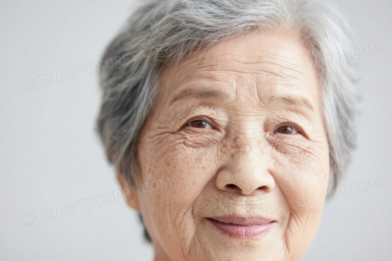 老年女性面部特写柔光图片