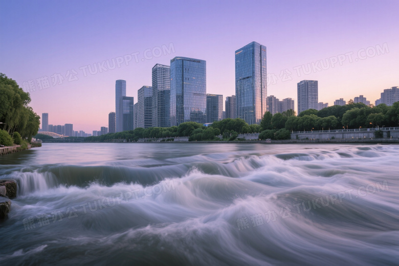 湍急河流长曝光丝滑浪花城市天际线图片