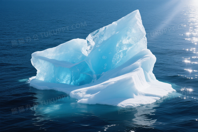 蓝白冰山浮海侧逆光图片