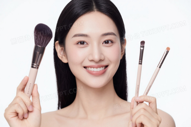 亚洲女性持化妆刷微笑柔光图片