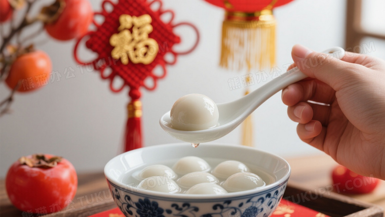 手持瓷勺舀汤圆青花碗背景福字图片