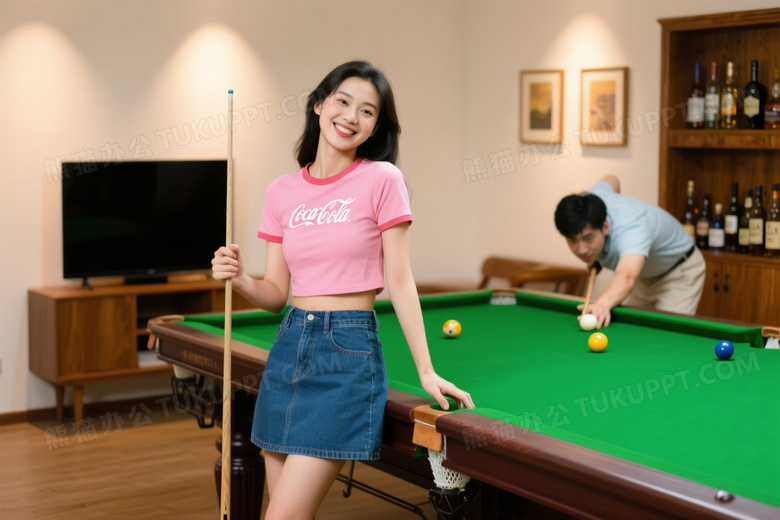 亚洲女性持球杆微笑台球室图片