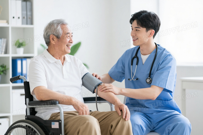 男护士为老人测血压中景图片