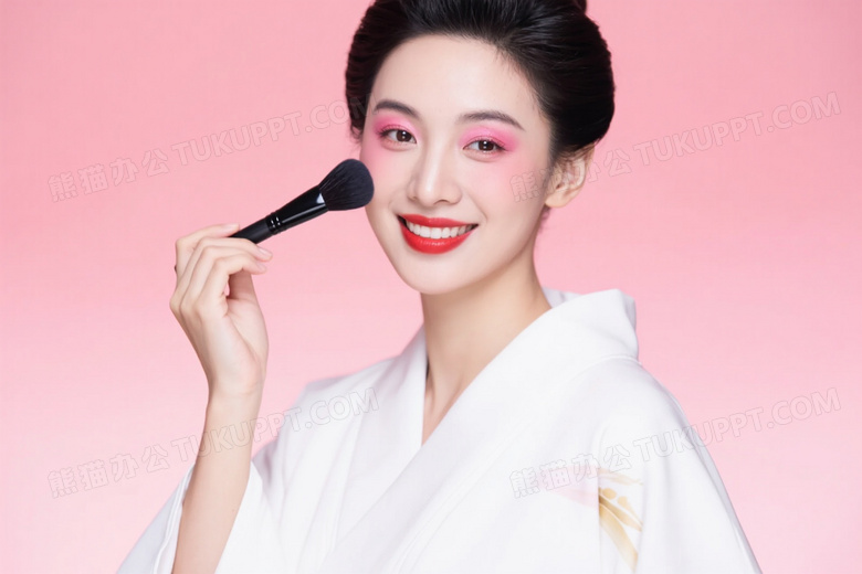 亚洲女性持化妆刷微笑柔光图片