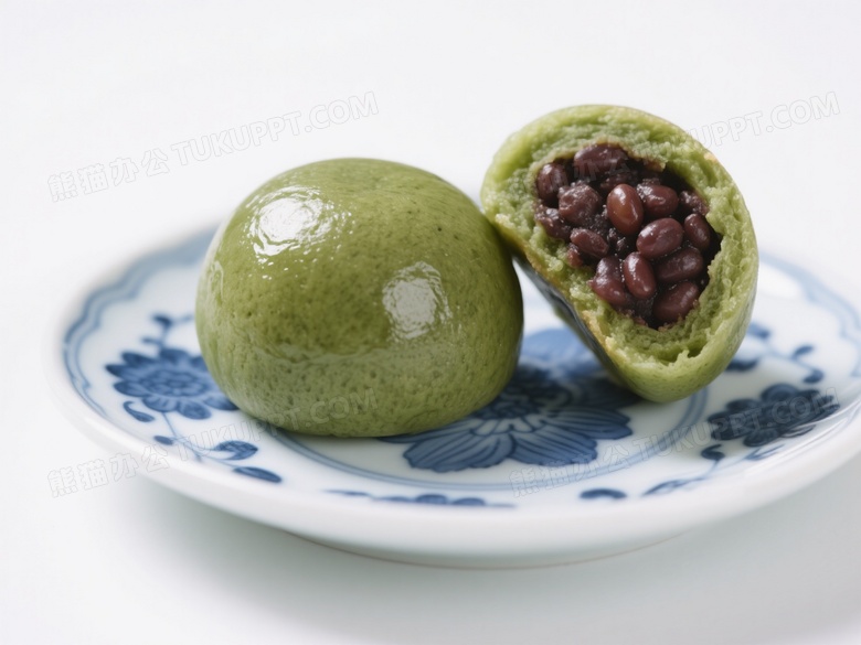抹茶麻薯团子青花瓷盘特写图片