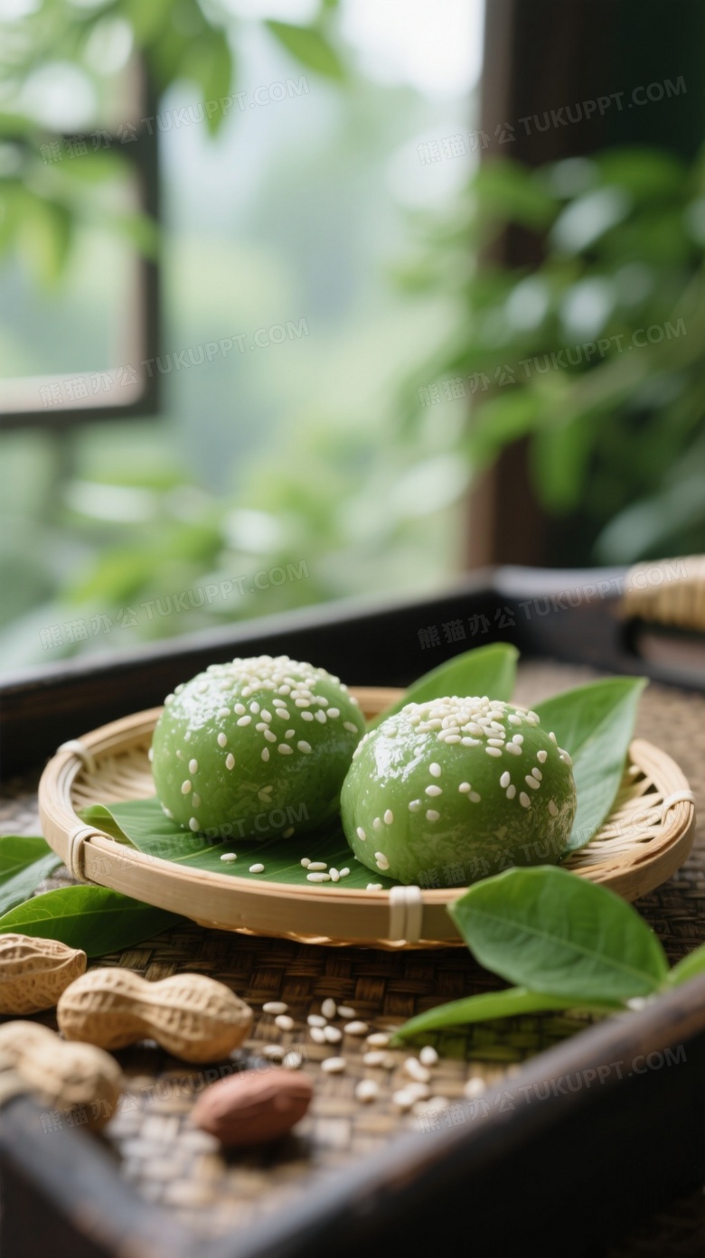 翠绿芝麻糯米团子竹盘特写图片
