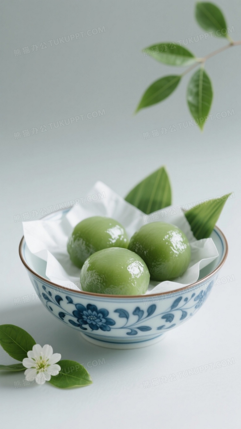 青花瓷碗盛绿糯米团子图片