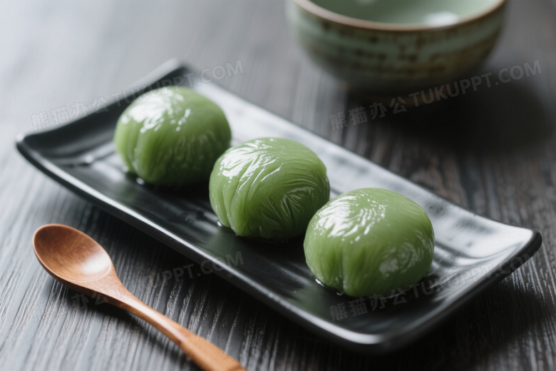 青绿糯米团子瓷盘摆拍图片
