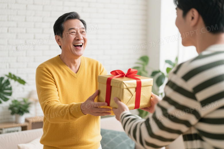 中年男子接收礼盒惊喜表情图片
