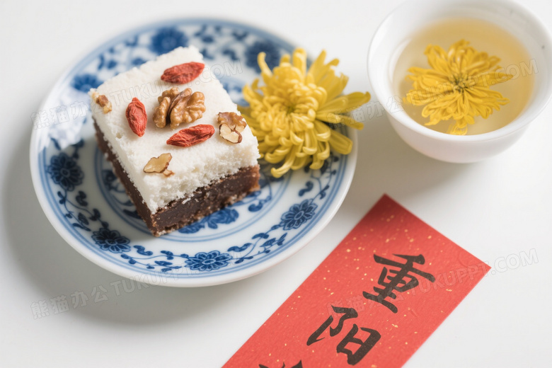 青花瓷碟重阳糕俯拍图片