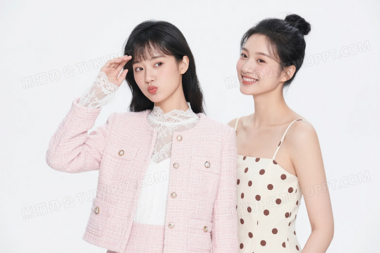 两位亚洲女性闺蜜合影柔光图片