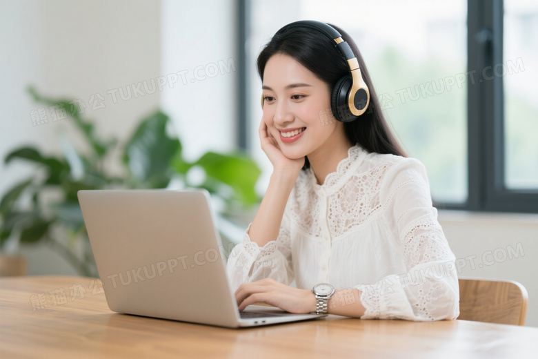 亚洲女性办公使用笔记本图片